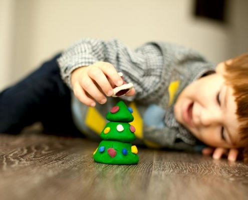 Discover 8 sensory Christmas crafts for kids